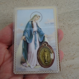 Biglietto religioso cattolico plastificato con all'interno medaglia argentata della Santa Vergine Maria. (16)