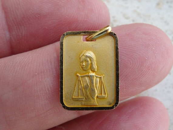 Pendentif Médaille Ancien – Plaqué Or – Breloque Porte-bonheur – Signe Zodiaque