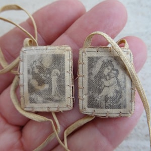 Reliquia antica religiosa cattolica scapolare reliquiario santuario carte immagini della Santa Vergine Maria e del Santo Gesù Cristo attaccati a una corda. b 8