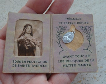 Rare reliquaire religieux antique français de sanctuaire catholique de Sainte Thérèse de Lisieux avec une médaille touchée à ses reliques. ( Z 16 )