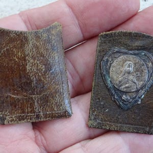 Religious antique French catholic shrine medallion medal pendant with relic of Saint Therese. ( E 15 )