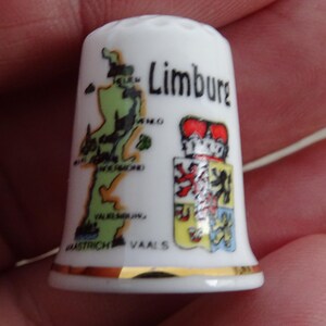 Vintage porcelainen thimble thimbleful souvenir of Limburg in the Netherlands. ( AA 6 )