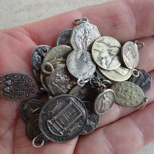 24 Religious antique French catholic silver plated medals pendants medaillons Holy charms medallions of the old world  ( 13 )