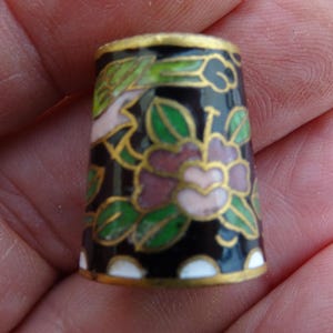 Antik kinesisk emalj över nålfodral i koppar, cloisonné eller fingerborgshållare med blommor. (A g 54)