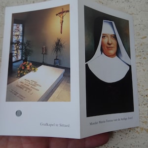 Religieus-katholieke heiligdomkaart met reliekschrijn relikwie stuk stof gezegende moeder Maria Theresia van Sint-Jozef. TT 46