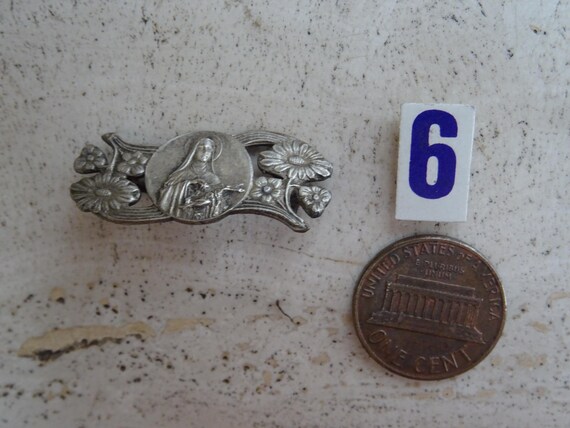 Broche Sainte Thérèse De Lisieux En Métal Argentifère Et Résine - Années 2000