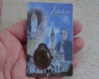 Religiöse plastifizierte katholische Karte mit innen versilbertem Medaillenanhänger der Heiligen Jungfrau Maria Unserer Lieben Frau von Notre Dame de Lourdes. ( A 21 )
