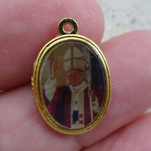 Religious catholic gold plated medal pendant charm medallion of Pope Papa Francis and Pope Benedict XVI . ( C 32 )