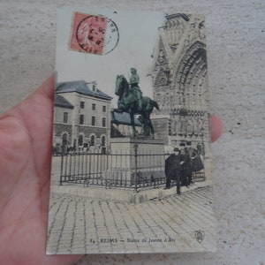 Antieke Frans gebruikte post prentbriefkaart met monument standbeeld van Jeanne d'Arc Jeanne d'Arc souvenir van Reims. ( A 15 )