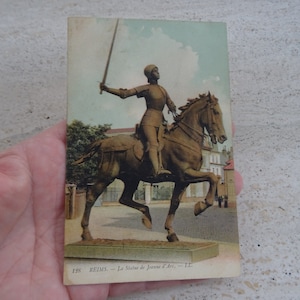 Francés antiguo utilizado postal postal con estatua del monumento de Juana de Arco Juana de Arco recuerdo de Reims. ( A 15 )