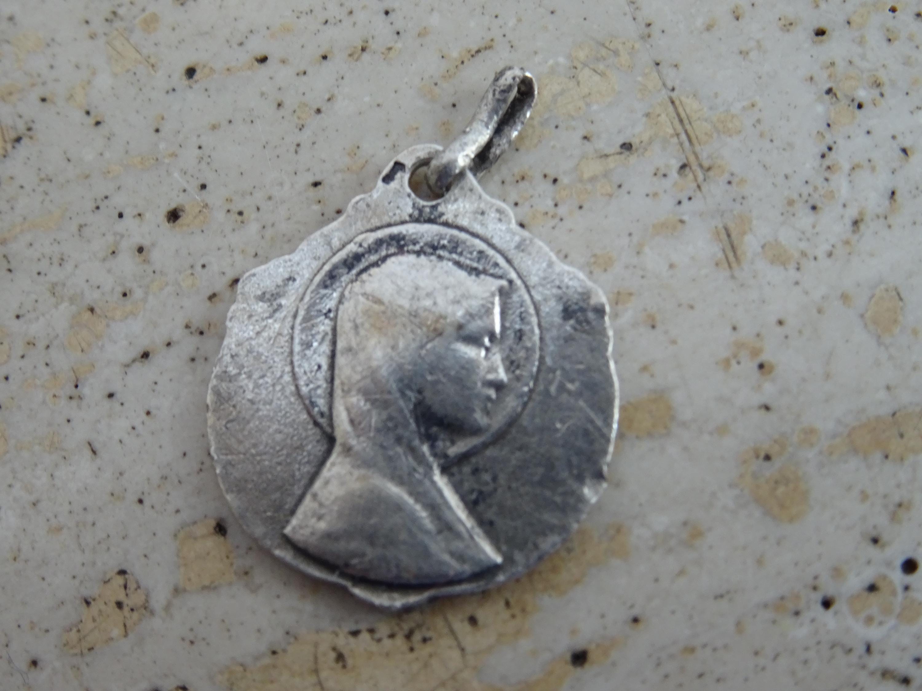 **聖ゲルマヌス（Saint Germain）**のメダイ Religious Antique French Silver Plated Catholic Medal Pendant