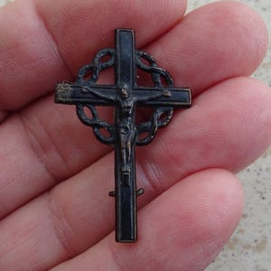 Ancienne broche religieuse catholique française art déco avec croix crucifix du Saint Jésus-Christ.  ( 1 )