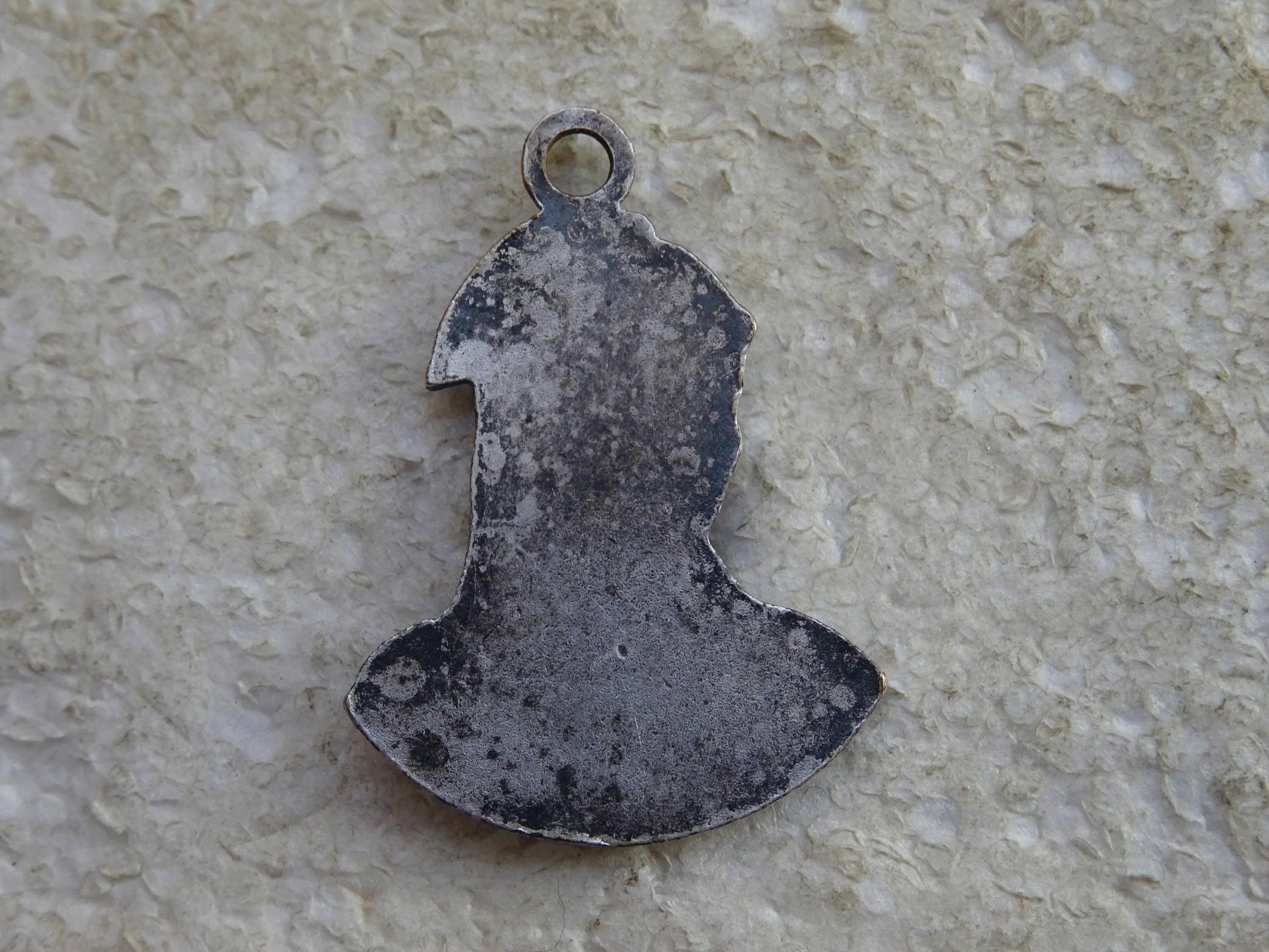 Pendentif Breton Régionaliste - Bretone Avec Coiffe, En Laiton Argenté, Occasion