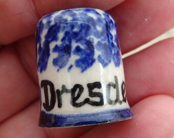 Vintage porcelainen thimble thimbleful with souvenir of Dresden. ( B 37 )