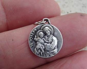 Religieuze verzilverde katholieke medaillehanger Heilige bedel medaillon met Sint-Jozef en Heilig Kind Jezus Christus. (B1)