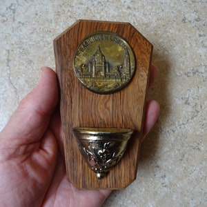 Pila de agua bendita de madera católica francesa religiosa con medalla plateada de la Basílica de Santa Teresita de Lisieux. C 41