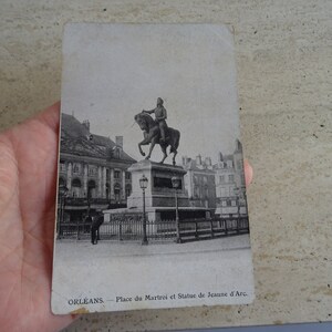 Antieke Franse ongebruikte post prentbriefkaart met standbeeld van Jeanne d'Arc Joan souvenir van Orleans. ( E 24 )