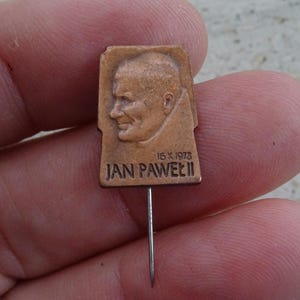 Religious vintage catholic medal pin of papa Pope John Paul II.  (  31  )