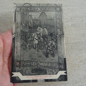 Antigua postal francesa sin usar con estatua de Jehanne d'Arc Juana de Arco con pancarta. ( F 36 )