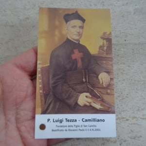 Religieus katholieke kaartschrijn reliekschrijn relikwie van de stof van de zalige Saint Luigi Tezza. (VV 11)