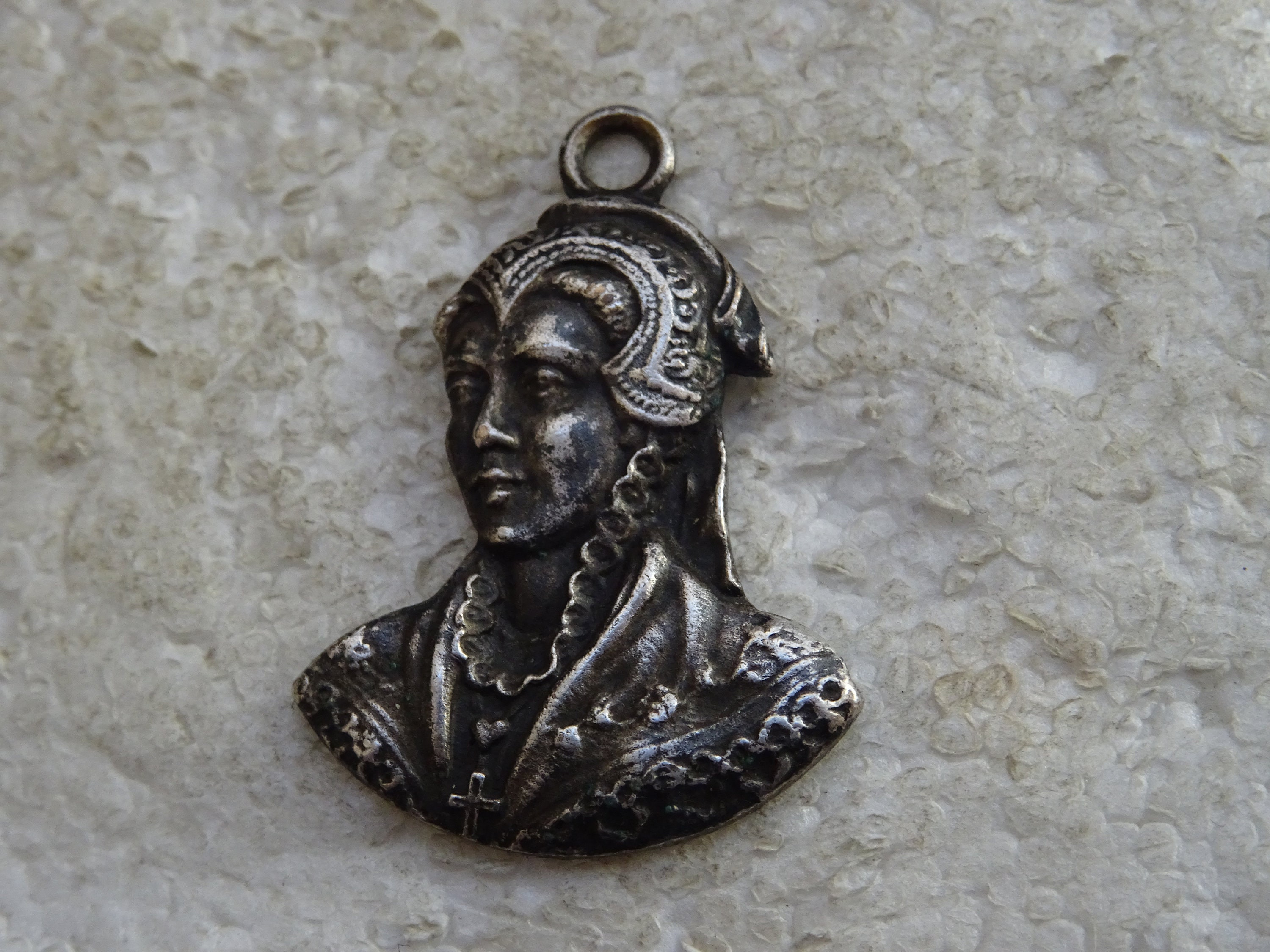 Pendentif Régionaliste Bretonne Avec Coiffe - Métal Argenté Sur Laiton - Numéro 687 - Occasion