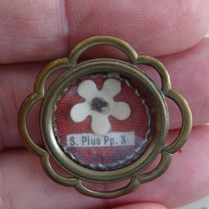 教皇ピオ 10 世 Papa Pius X の聖遺物が付いた宗教的なアンティーク神殿のメダル ペンダント メダリオン。(A 10)