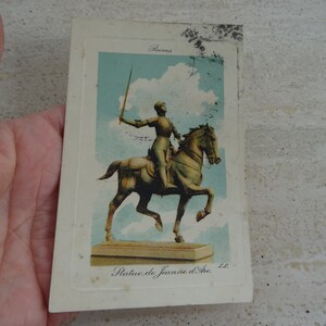 Postal postal francesa antigua sin usar con estatua monumental de Juana de Arco, recuerdo de Juana de Arco de Reims. (Un 10)