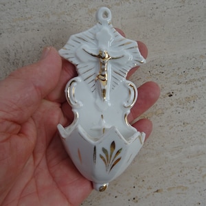 Pila de agua bendita católica antigua religiosa francesa de porcelana con cruz del Santo Jesucristo. ( U 22)