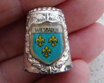 Vintage verzilverde vingerhoed vingerhoed met reisschild als souvenir van Wiesbaden in Duitsland. ( 25 )