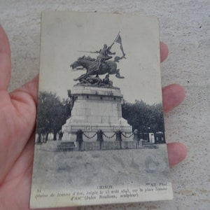 Francés antiguo utilizado postal postal con estatua del monumento de Juana de Arco Juana de Arco con recuerdo del monumento de Chinon. ( B 2 )