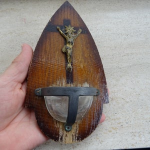 Pila de agua bendita de madera, antigua, católica, francesa, religiosa, crucifijo con cuerpo de cobre, del Santo Jesucristo ( siglo 21 )