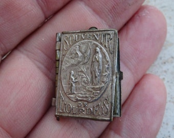 Antiek religieus Frans verzilverd boekje medaillon relikwie heiligdom van de Heilige Maria Notre Dame (onze-Lieve-Vrouw) van Lourdes. ( 3 )