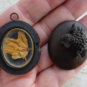 Antique religious shrine holder of grape wood with relic of the leaves of grapes of vineyard of Mount of Olives in Jerusalem. B 21