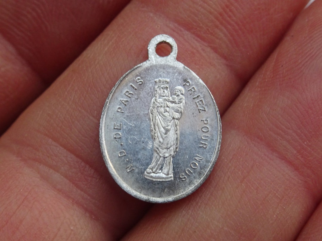 TEAMER Orecchini con Medaglia della Vergine Maria Miracolosa Orecchini con Medaglione Maria in acciaio inossidabile Delicato Gioielli di Protezione della Fede Religiosa per Donne e Uomini (Argento