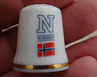 Vintage porcelainen thimble thimbleful souvenir of Norge Norway. ( A m14 )