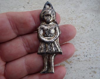 Atemberaubender Vintage versilberter Milagro Ex-Voto - Stehfigur mit schwangerer Frau, gestempeltes versilbertes Metall, Devotionalie-Charme.  ( 19 )