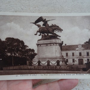 El francés vintage usó postal postal con la estatua de Juana de Arco Juana de Arco con el recuerdo del monumento de Chinon. ( B 11 )