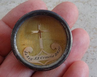 Religious antique theca reliquary medal shrine with relic of SS Lignum Crucis D.N.J.C.  Jesu Christi - True Cross. ( X 32 )