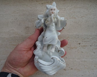 Religieus antiek katholiek Frans wijwaterbekken van porselein met beschermengel cherubijn. (B 28)