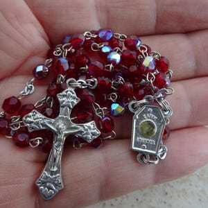 Rosario de Lourdes raro – Cuentas de vidrio Aurora Boreal Roja – Cuentas de oración católicas con centro de agua de Lourdes – Collar devocional (X 19)