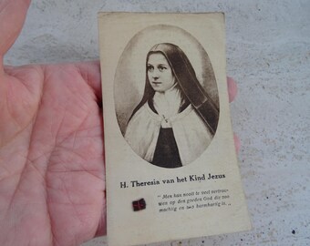 Tarjeta religiosa antigua católica francesa con un relicario, con un trozo de tela tocado en Santa Teresita de Lisieux. (R 19 a)