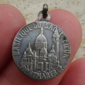 Médaille religieuse catholique française en argent ( MARQUÉ ) pendentif à breloques médaillon avec Saint Jésus-Christ avec la basilique du Sacré-Cœur à Paris. ( 24 )