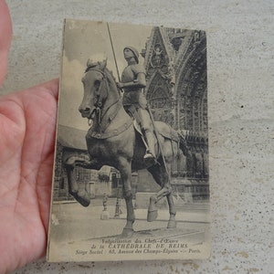 Postal postal francesa antigua sin usar con estatua monumental de Juana de Arco, recuerdo de Juana de Arco de Reims. ( F 28 )