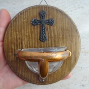 Pila de agua bendita de madera católica francesa antigua religiosa con cruz crucifijo y cuerpo de cobre del Santo Jesucristo. ( S 12 )