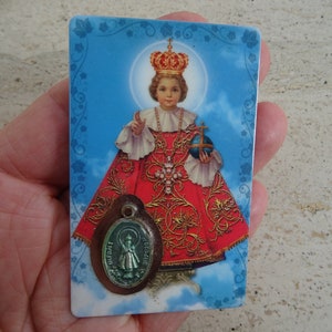Carte religieuse catholique plastifiée représentant l'Enfant Jésus de Prague avec pendentif médaille à l'intérieur. ( 3 )