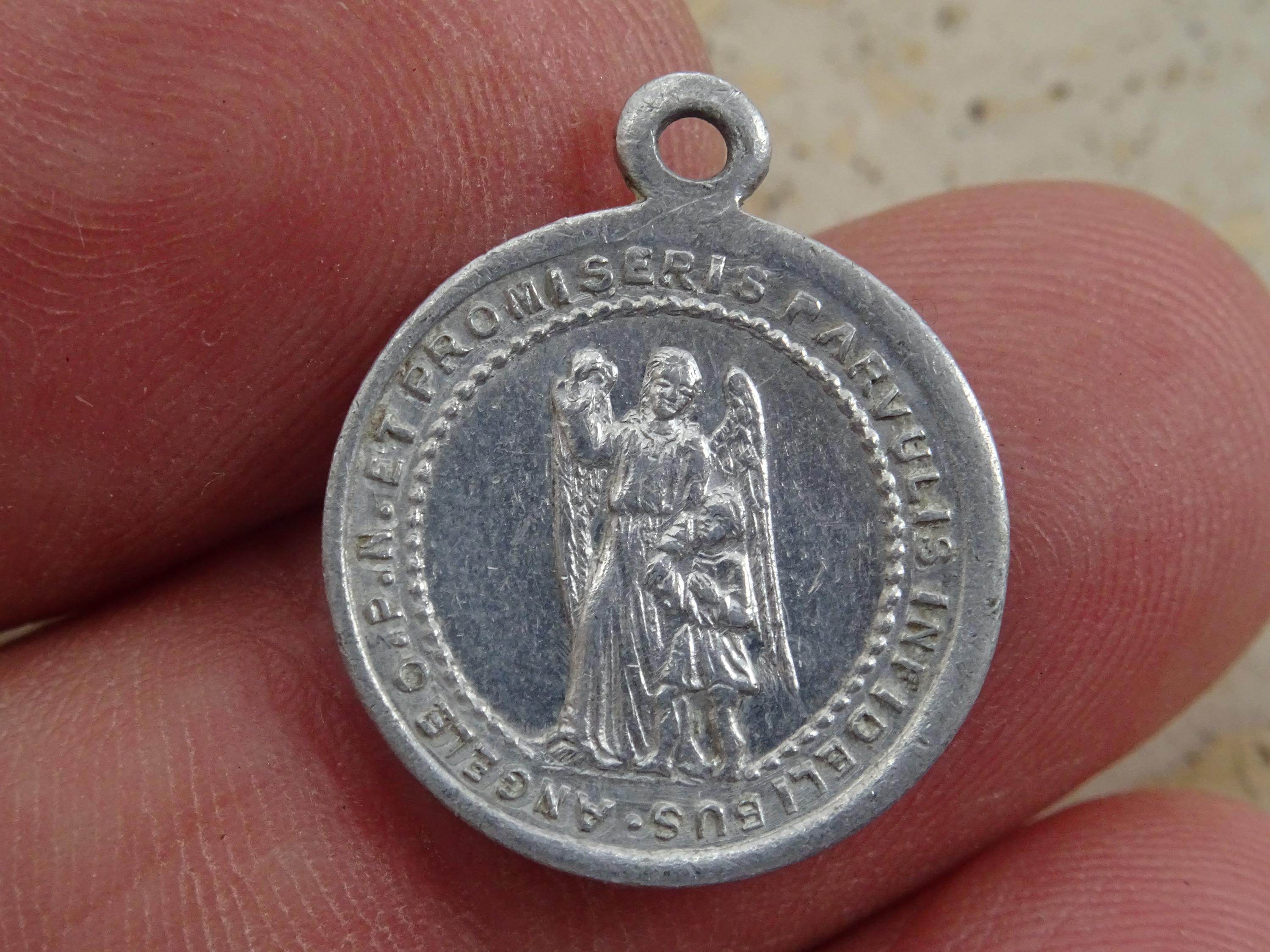宗教的なアンティークフランス製アルミニウム製メダルペンダント