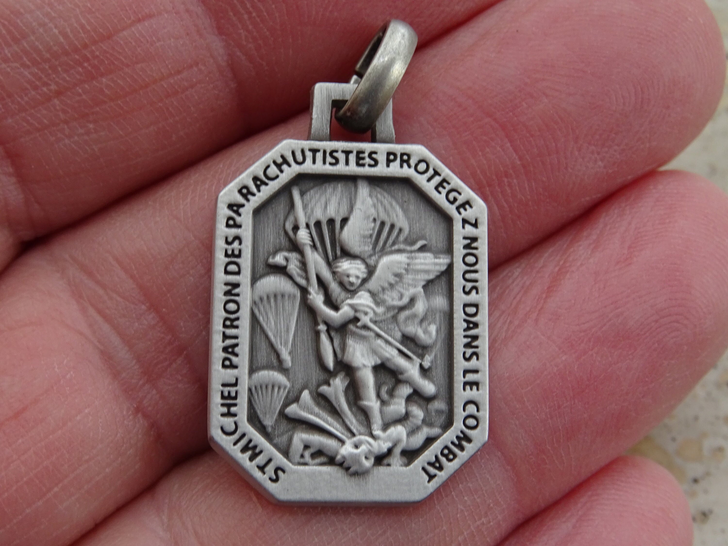 Médaillon Saint Michel Archange – Patron Des Parachutistes, Pendentif Militaire Avec Inscription Défendez-nous Dans Le Combat