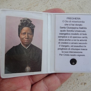 Religieus katholieke kaartschrijn reliekschrijn relikwie van de stof van de zalige Giuseppina Bakhita. ( I 14 )