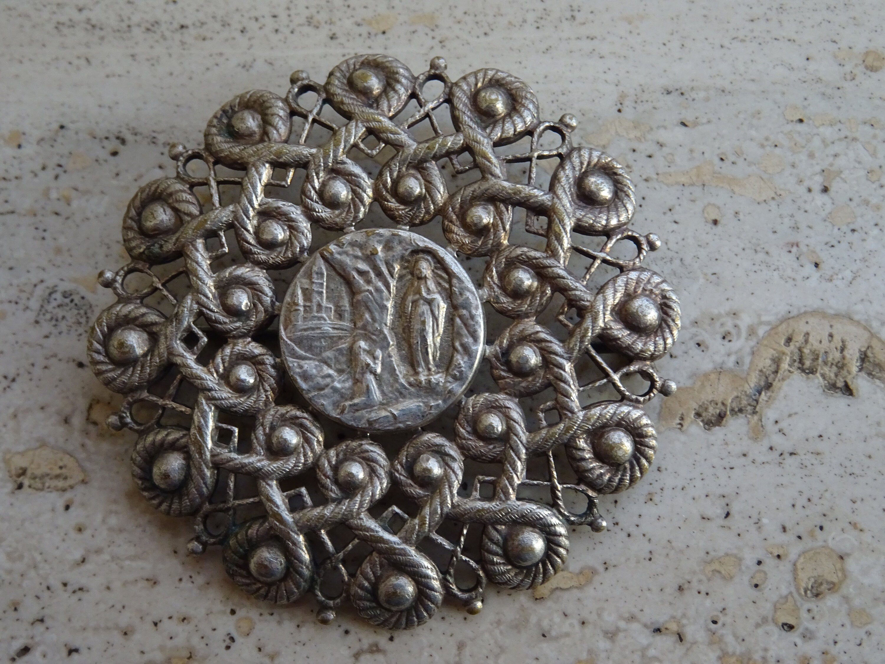 Broche Ancienne Vierge Marie Ancienne Broche Vierge Marie Fleurs De Lys En Métal Argenté - Antiquité Vers 1900 Medaille Des Blesses Broche Ancienne Vierge Marie Ancienne Broche Vierge Marie Fleurs De Lys En Métal Argenté - Antiquité Vers 1900 Medaille Des Blesses