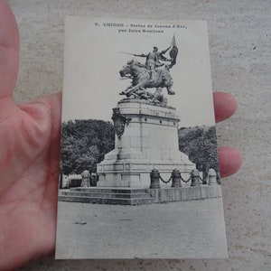 Postal francesa antigua sin usar con estatua del monumento de Juana de Arco Juana de Arco con recuerdo del monumento de Chinon. ( D 1 )